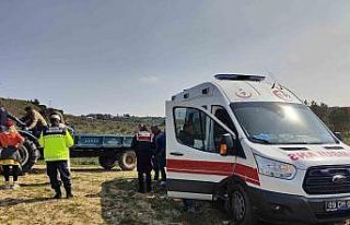 Tarlada devrilen traktörün üzerinden savrulan çiftçi...