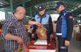 Tarsus’ta semt pazarlarında ’tartı kontrol noktası’...