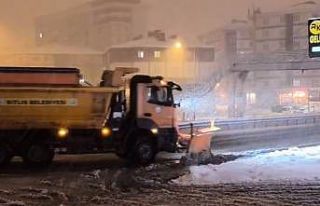 Tatvan’da yüksek kesimlerde kar yağışı etkili...