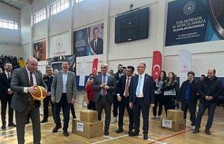 Tavşanlı’da 32 okula spor malzemesi desteği