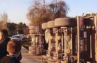 Tavşanlı’da tomruk yüklü tır devrildi