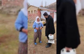 Tilki nöbeti tutan Tayyibe nineye civciv hediye edildi