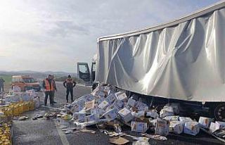 Tırdan devrilen yağ dolu tenekeler araç trafiğini...