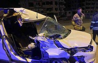 Tırla çarpışan hafif ticari araçtaki 2 kişi...