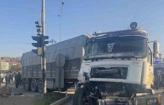 Tırla çarpışan midibüste 4’ü yabancı uyruklu...