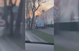 Trafikten kaçmak için kaldırımı kullandı