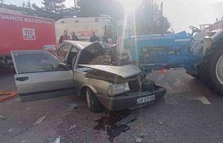 Traktör ile otomobil çarpıştı 1 ölü, 3 yaralı