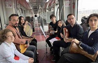 Tramvayda öğrencilerden duygulandıran Çanakkale...