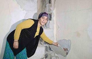 Tünel inşaatı devam eden mahallede, evlerde oluşan...