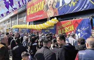 Ucuz alışveriş çılgınlığı...Birbirlerini...