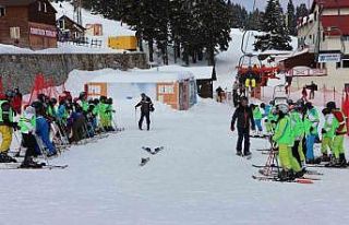 Uludağ’da öğrencilerin kayak heyecanı