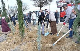 Üniversite kampüsünde aileler için fidanlar toprakla...