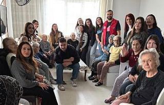 Üniversite öğrencileri yaşlı çınarları unutmadı