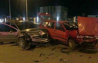 Üst geçitte iki otomobil kafa kafaya çarpıştı:...