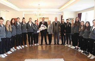 Vali Aslan basketbolcu kızları ağırladı