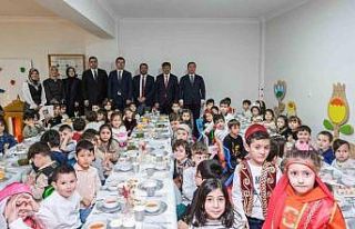 Vali Aydoğdu tekne orucu tutan miniklerle iftarda...