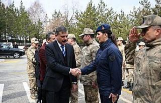 Vali Çiftçi Mehmetçikle bayramlaştı