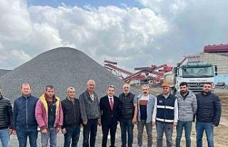 Vali Ekici İdil’de taş toplama ve kırma tesisinde...