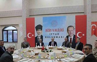 Vali Koç, muhtarlarla iftar sofrasında bir araya...