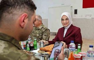 Vali, Mehmetçiğin iftar sofrasına konuk oldu