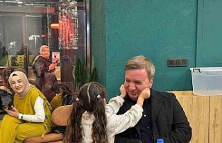 Valinin yanağını sıkan küçük çocuk yüzlerde...