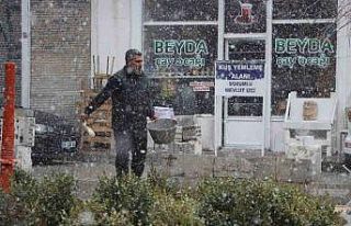 Van’da binlerce güvercini besleyen esnaf, kuşlara...