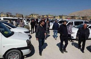 Van’daki açık oto pazarında Ramazan kalabalığı