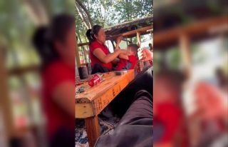 Vicdansız anne çocuğunu döverken cep telefonu...