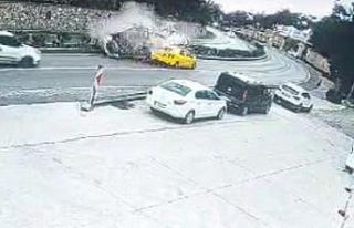 Virajı alamadı, karşı şeride geçerek taksiye...