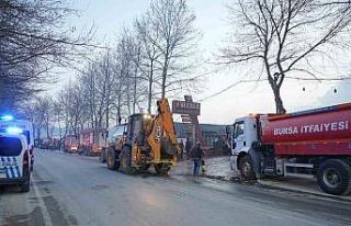 Yangın bölgesinde güvenlik önlemi alan polise...