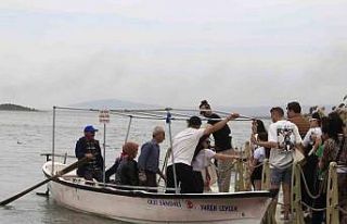 Yaren leyleğin geldiği duyan, o köye akın etti