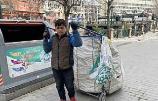 Yaşıtları okula giderken o boyundan büyük el...