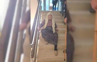 Yaşlı kadın, asansör çalışmadığı için merdivenlerden...