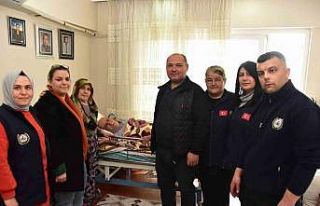 Yaşlı kadının yardımına Başkan Kaya yetişti