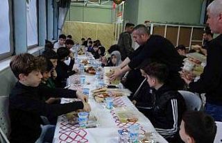 Yetişkinler servis yaptı, 120 çocuk oruç açtı