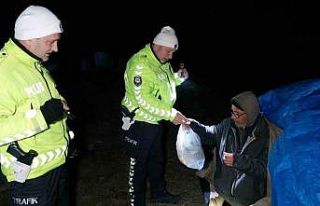 Yol kenarında çadırı fark eden polisler hayat...