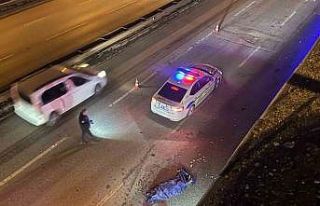 Yola düştükten sonra aracın çarptığı kadın...