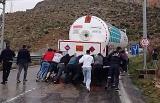 Yolu kapatan tankeri vatandaşlar elbirliğiyle iterek...