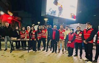 Yüksekova Kızılay Şubesi, Kadir Gecesi’nde vatandaşlara...