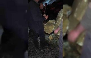Yüksekova-Van Karayolu’na düşen kaya parçaları...