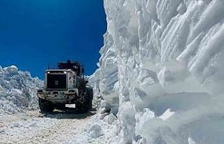 Yüksekova’da 3 metreyi bulan kar tünellerinde...
