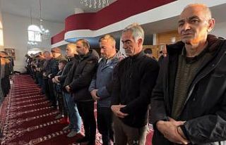 Yüksekova’da bayram namazında vatandaşlar camileri...