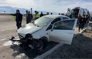 Yüksekova’da kaldırıma çarparak savrulan aracın...