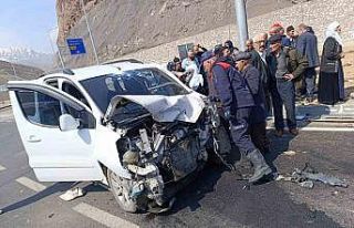 Yüksekova’da kamyonetler çarpıştı: 8 yaralı