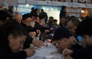 Yunusemre 100. Yıl Meydanı’nda iftar sofrası...