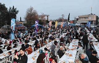 Yüreğir Belediyesi bin kişilik iftar sofrası kurdu