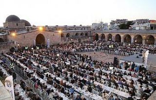 Yüzlerce kişi tarihi külliyedeki iftarda bir araya...