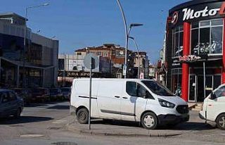 Zabıta ekipleri yaya yollarına park edilen araçlar...