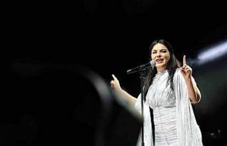 Zara sesi ve şarkılarıyla Antalyalıları büyüledi