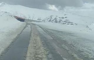 3 bin rakımlı Karabet Geçidi’nde kar yağışı